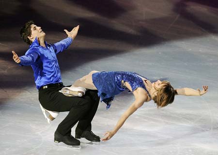 Canada's skaters Vanessa Crone and Paul Poirier (L) perform during the gala presentation at Bompard Trophy event at Bercy in Paris, November 16, 2008.[Agencies]
