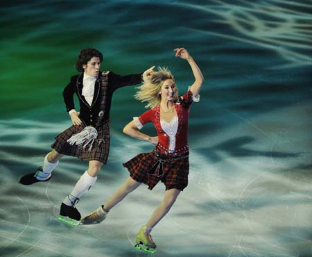 Britain's skaters Sinead (R) and John Kerr perform during the gala presentation at Bompard Trophy event at Bercy in Paris, November 16, 2008.[Agencies]