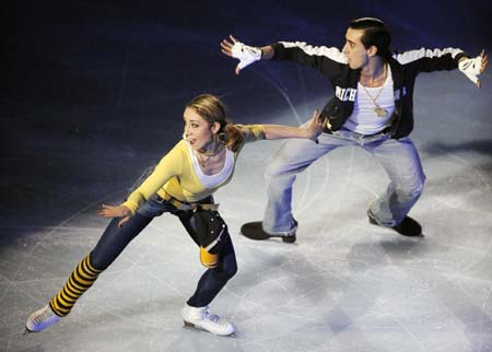 Italy's skaters Federica Faiella and Massimo Scali perform during the gala presentation at Bompard Trophy event at Bercy in Paris, November 16, 2008.[Agencies]