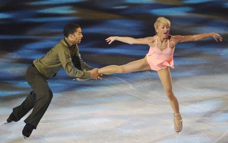 Germany's skaters Aliona Savchenko (R) and Robin Szolkowy perform during the gala presentation at Bompard Trophy event at Bercy in Paris, November 16, 2008.[Agencies]