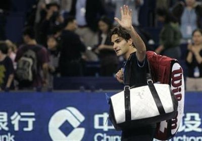 Roger Federer of Switzerland waves goodbye to the crowd following his loss to Andy Murray of Britain during their Masters Cup tennis match in Shanghai November 14, 2008. [Agencies] 