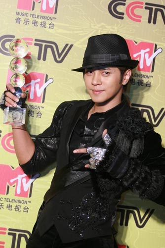 Luo Zhixiang holds the award trophy for the Most Popular Taiwan Male Singer at the Ninth CCTV-MTV Music Awards. 