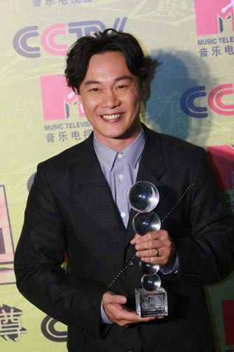 Eason Chan holds the award trophy for the Most Popular Hong Kong Male Singer at the Ninth CCTV-MTV Music Awards.