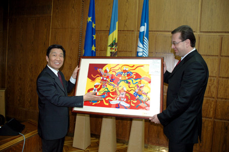 Li Yuanchao, a member of the Communist Party of China (CPC) Central Committee Political Bureau, a member of the Secretariat of the CPC Central Committee and head of the Organization Department of the CPC Central Committee, presents a gift to Chairman of the Moldovan Parliament Marian Lupu in Moldovan capital Chisinau Nov. 17, 2008. Li is leading a CPC delegation on a three-day visit to Moldova.