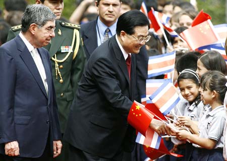 China's President Hu Jintao, next to Costa Rica's President Oscar Arias, greets schoolchildren during a welcoming ceremony at the Presidential house in San Jose November 17, 2008. Hu is on a two-day official visit to Costa Rica. 