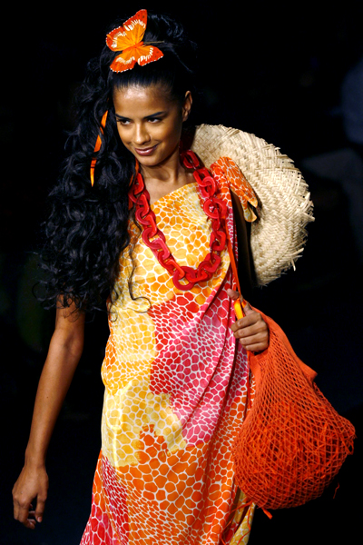 A model presents a creation by Indian designer Rohit Bal during a fashion show at the 'Chivas in Fashion Tour 08' in New Delhi November 16, 2008. 