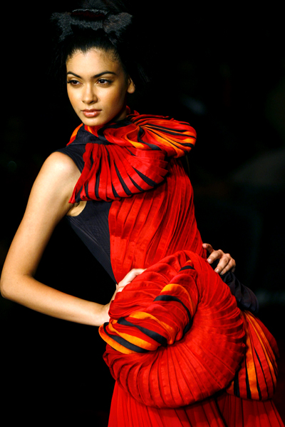 A model presents a creation by Indian designer Rohit Bal during a fashion show at the 'Chivas in Fashion Tour 08' in New Delhi November 16, 2008.
