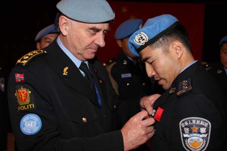 Iver Frigaard (L), acting police commissioner of the UN Mission in Kosovo, awarded the medal to Wu Shengguo, captain of the Chinese police contingent in Kosovo, in Pristina, Nov. 16, 2008. The fifth contingent of Chinese police personnel was awarded UN peacekeeping medals for its contributions to UN efforts to maintain peace and stability in Kosovo on Sunday.