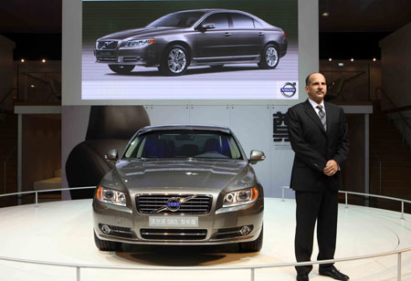 Alexander Klose, Volvo China CEO, introduces the S80L prototype car, in the southern Chinese city of Guangzhou November 18, 2008. [Xinhua]