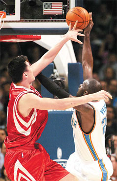 Houston Rockets center Yao Ming (left) blocks a shot by Oklahoma City Thunder center Johan Petro in the first quarter of their NBA game in Oklahoma City on Monday. [AP]