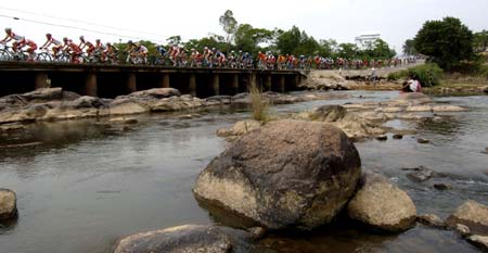 Cyclists compete during the seventh stage of the 2008 Tour of Hainan, in Dongfang, south China's Hainan Province, Nov. 18, 2008. A total of 105 cyclists of 20 teams took part in this stage of the race.[Xinhua] 