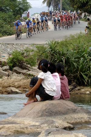 Cyclists compete during the seventh stage of the 2008 Tour of Hainan, in Dongfang, south China's Hainan Province, Nov. 18, 2008. A total of 105 cyclists of 20 teams took part in this stage of the race.[Xinhua]
