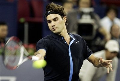 Roger Federer of Switzerland returns the ball against Britain's Andy Murray during the 2008 Tennis Masters Cup in Shanghai, China, Friday Nov. 14, 2008. [Agencies] 