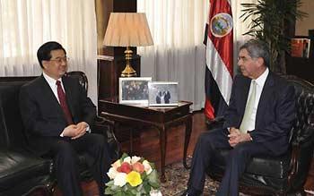 Chinese President Hu Jintao(L) meets with Costa Rican President Oscar Arias(R) in San Jose, Costa Rica, Nov. 17, 2008.[Fan Rujun/Xinhua] 