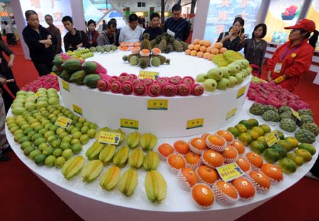 People view fruits produced in southeast China's Taiwan during the 2008 Taiwan Farm Produce Exhibition in Zhangzhou, southeast China's Fujian Province, Nov. 18, 2008. The 10th Cross-Straits Flower Exhibition and the 2008 Taiwan Farm Produce Exhibition were held here on Tuesday. 