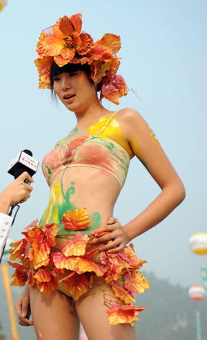 A model displays body paintings at the 10th Cross-Straits Flower Exhibition in Zhangzhou, southeast China's Fujian Province, Nov. 18, 2008. The 10th Cross-Straits Flower Exhibition was held here on Tuesday. 