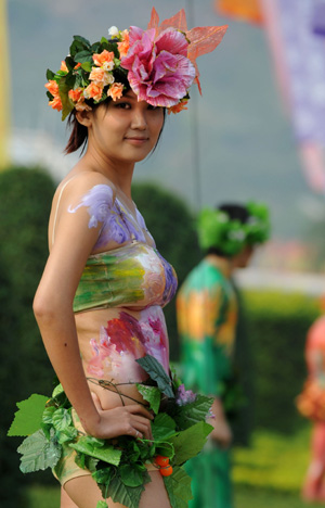 A model displays body paintings at the 10th Cross-Straits Flower Exhibition in Zhangzhou, southeast China's Fujian Province, Nov. 18, 2008. The 10th Cross-Straits Flower Exhibition was held here on Tuesday. 