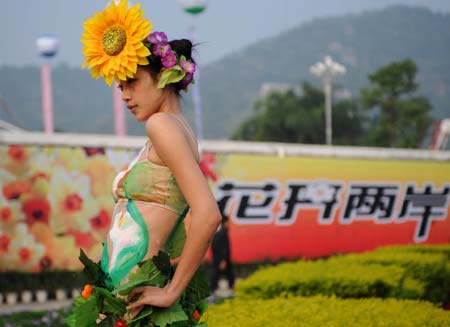 A model displays body paintings at the 10th Cross-Straits Flower Exhibition in Zhangzhou, southeast China's Fujian Province, Nov. 18, 2008. The 10th Cross-Straits Flower Exhibition was held here on Tuesday.