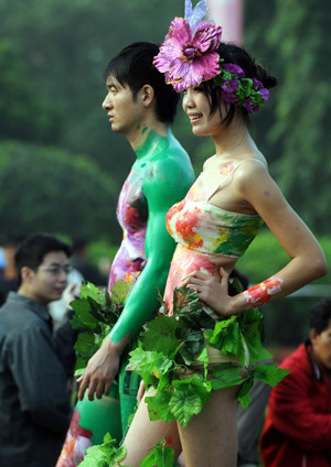 Models display body paintings at the 10th Cross-Straits Flower Exhibition in Zhangzhou, southeast China's Fujian Province, Nov. 18, 2008. The 10th Cross-Straits Flower Exhibition was held here on Tuesday. 