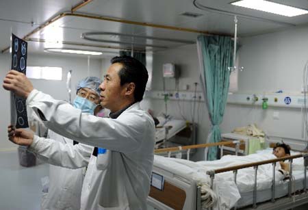 A wounded passenger is treated at the People's Hospital in Lhasa, capital of southwest China's Tibet Autonomous Region November 18, 2008. A passenger bus plunged into a valley on last Friday in Nagqu prefecture, leaving 18 dead and 29 others injured.