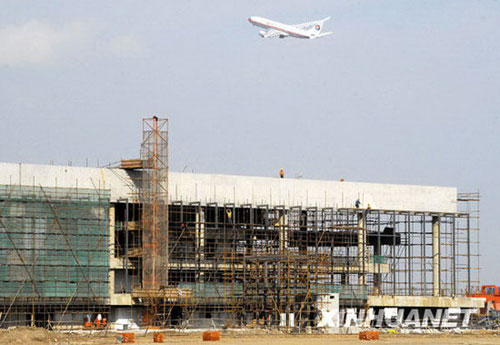 Terminal 2 of Shanghai Hongqiao Airport is still busy under construction on Tuesday, November 18, 2008. The new terminal finished structural roof-sealing on Tuesday and started interior decorating. It is planned to put into operations in March 2010 in time for the World Expo. [Photo: Xinhua]