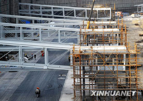 Terminal 2 of Shanghai Hongqiao Airport is still busy under construction on Tuesday, November 18, 2008. The new terminal finished structural roof-sealing on Tuesday and started interior decorating. It is planned to put into operations in March 2010 in time for the World Expo. [Photo: Xinhua]