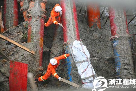 '>At least eight people are dead after a road caved in on a subway tunnel under construction in the eastern Chinese city of Hangzhou on November 15, 2008. Chances of survival are slim for those still trapped underground.
