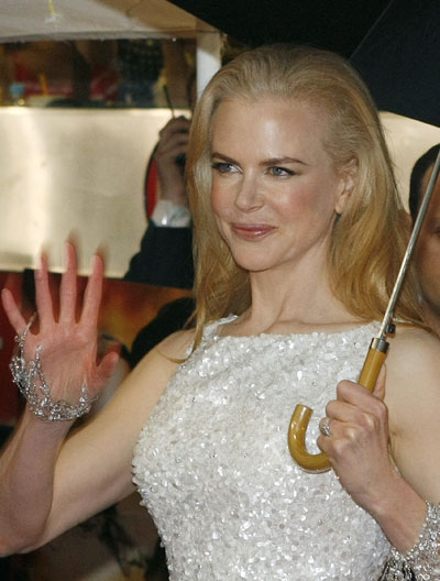 Actress Nicole Kidman poses on the red carpet at the world premiere of her new film 'Australia' in Sydney November 18, 2008.