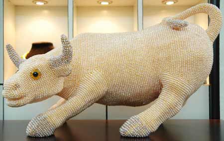 Photo taken on Nov. 17, 2008 shows a 85-cm-long, 55-cm-high ox figurine made of 130,000 pearls at a store of Suzhou, east China's Jiangsu Province.