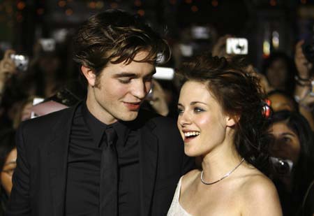 Cast members Robert Pattinson and Kristen Stewart attend the premiere of the movie 'Twilight' at the Mann Village and Bruin theatres in Westwood, California November 17, 2008. The movie is based on the novel of the same name by Stephenie Meyer and opens in the U.S. on November 21.