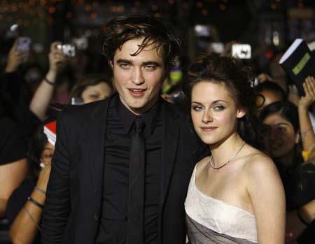 Cast members Robert Pattinson and Kristen Stewart pose at the premiere of the movie 'Twilight' at the Mann Village and Bruin theatres in Westwood, California November 17, 2008. The movie is based on the novel of the same name by Stephenie Meyer and opens in the U.S. on November 21.