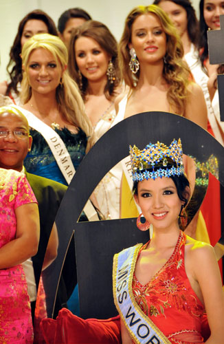 Zhang Zilin (front), Miss World 2007, poses for photo with contestants during a reception in Johannesburg, South Africa, Nov. 17, 2008. Some 112 Miss World 2008 contestants gathered in Johannesburg for the upcoming pageant which will take place on December 13.