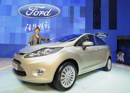 Designer Chelsia Lau poses with the new Ford Fiesta four door at the 6th Guangzhou International Automobile Exhibition in Guangzhou, south China's Guangdong province November 18, 2008. [Agencies]