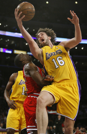 Los Angeles Lakers' Pau Gasol of Spain (R) goes up to shoot against Chicago Bulls' Ben Gordon during their NBA basketball game in Los Angeles, Nov. 18, 2008. Lakers won 116-109. [Xinhua/Reuters]