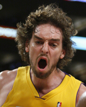 Los Angeles Lakers' Pau Gasol of Spain celebrates a basket against the Chicago Bulls during their NBA basketball game in Los Angeles, Nov. 18, 2008.[Xinhua/Reuters]
