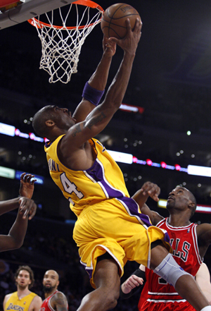 Los Angeles Lakers Kobe Bryant (L) goes up to score against the Chicago Bulls Ben Gordon during the first half of their NBA basketball game in Los Angeles, Nov. 18, 2008.[Xinhua/Reuters]