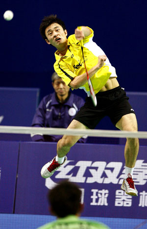 China's Qiu Yanbo returns the shuttle during the first round match against Lee Chong Wei of Malaysia in the men's singles of Li Ning China Open Badminton Super Series 2008 in Shanghai, China, Nov. 19, 2008. Qiu lost 1-2 (21-8, 14-21, 16-21). [Xinhua]