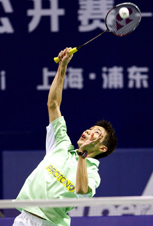 Lee Chong Wei of Malaysia returns the shuttle during the first round match against China's Qiu Yanbo in the men's singles of Li Ning China Open Badminton Super Series 2008 in Shanghai, China, Nov. 19, 2008. [Xinhua]