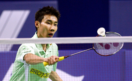 Lee Chong Wei of Malaysia returns the shuttle during the first round match against China's Qiu Yanbo in the men's singles of Li Ning China Open Badminton Super Series 2008 in Shanghai, China, Nov. 19, 2008. Lee won 2-1(8-21, 21-14, 21-16). [Xinhua] 