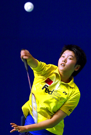China's Liu Jie returns the shuttle during the first round match against Tine Rasmussen of Denmark in the women's singles of Li Ning China Open Badminton Super Series 2008 in Shanghai, China, Nov. 19, 2008. Liu lost 1-2 (24-22, 9-21, 14-21).[Xinhua]