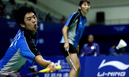 Lee Yong Dae (L) of South Korea returns the shuttle with his partner Lee Hyo Jung during the first round match against Koo Kien Keat/ Ng Hui Lin of Malaysia in the mixed doubles of Li Ning China Open Badminton Super Series 2008 in Shanghai, China, Nov. 19, 2008. Lee Yong Dae and Lee Hyo Jung won 2-1 (23-21, 19-21, 21-12). [Xinhua]