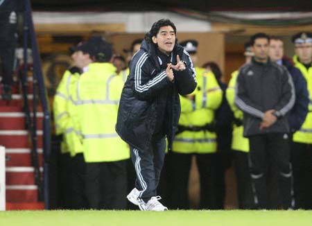 Argentina's soccer team head coach Diego Maradona shouts at his players from the touchline during their international friendly soccer match against Scotland at Hampden Park stadium in Glasgow, Scotland November 19,2008. [Xinhua/Reuters]