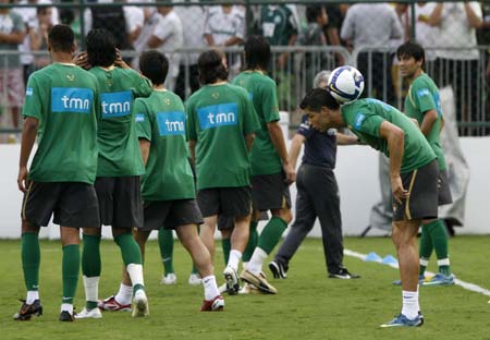 Cristiano Ronaldo (R) of Portugal controls the ball during a training session in Brasilia November 18, 2008. [Agencies]