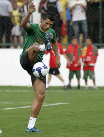 Cristiano Ronaldo of Portugal controls the ball during a training session in Brasilia November 18, 2008. [Agencies]
