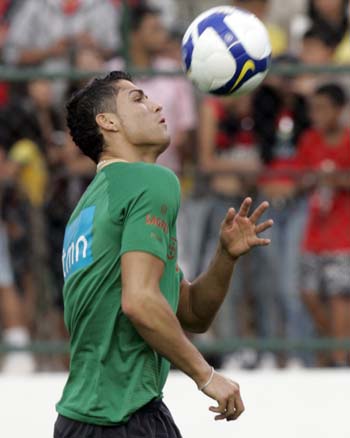 Cristiano Ronaldo of Portugal controls the ball during a training session in Brasilia November 18, 2008. [Agencies]