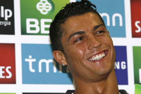 Portugal's soccer player Cristiano Ronaldo smiles during a news conference in Brasilia November 18, 2008. [Agencies]