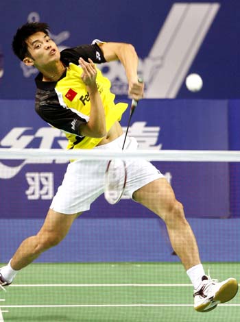 China's Olympic champion Lin Dan returns a shot at the ongoing China Open Badminton event in Shanghai November 19, 2008. [Xinhua]