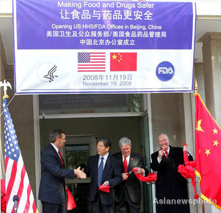 （From L to R) Mike Leavitt, US Health and Human Services Secretary, Shao Mingli, head of the State Food and Drug Administration (SFDA), Andrew von Eschenbach, FDA Commissioner and the US Ambassador to China Clark T. Randt Jr. cut the ribbon at the opening ceremony of the FDA Beijing office, November 19, 2008. 