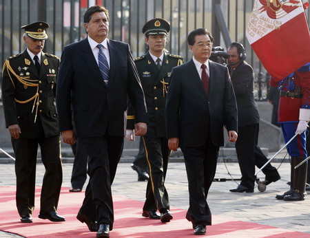 Chinese President Hu Jintao (R) and Peru's President Alan Garcia arrive at the government palace in Lima, November 19, 2008. Hu was in Peru to attend the Asia-Pacific Economic Cooperation (APEC) summit.