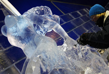 An artist sculpts ice at the Snow and Ice Sculpture Festival in Bruges November 18, 2008. The festival opens on November 21 and ends on January 11, 2009. [Agencies]